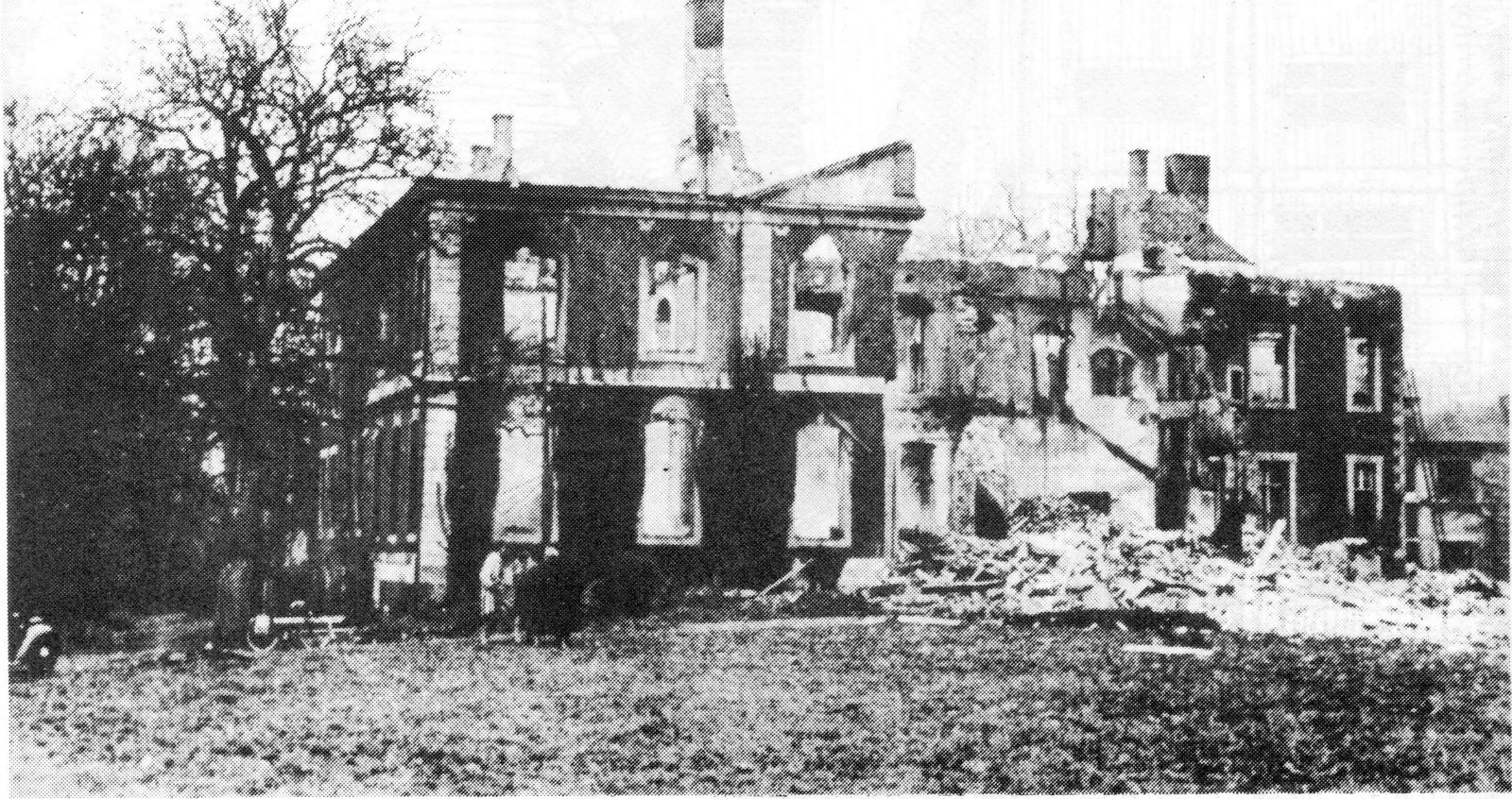 Het uitgebrande kasteel na de nacht van 18 op 19 november 1943.